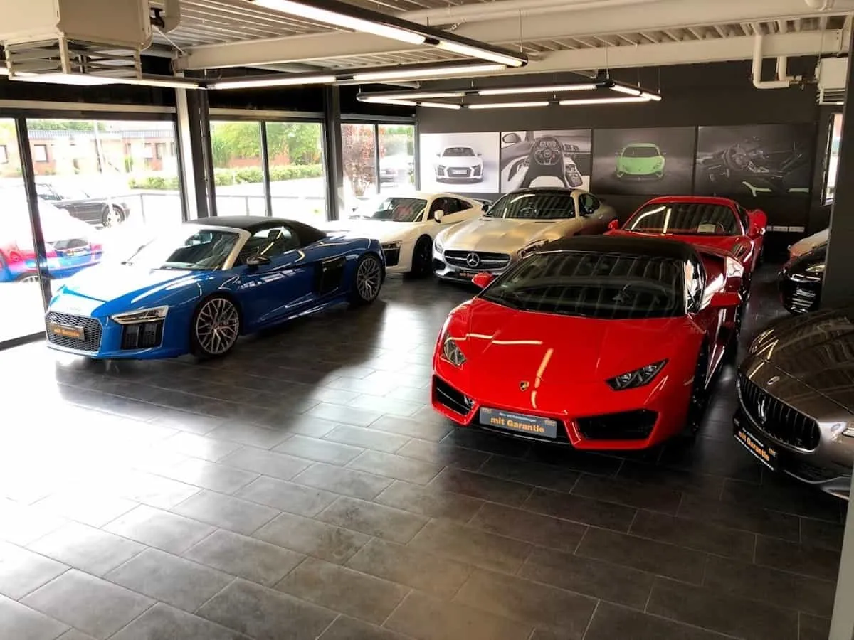 ein Mercedes in weiss in unserem Autohaus in Hannover