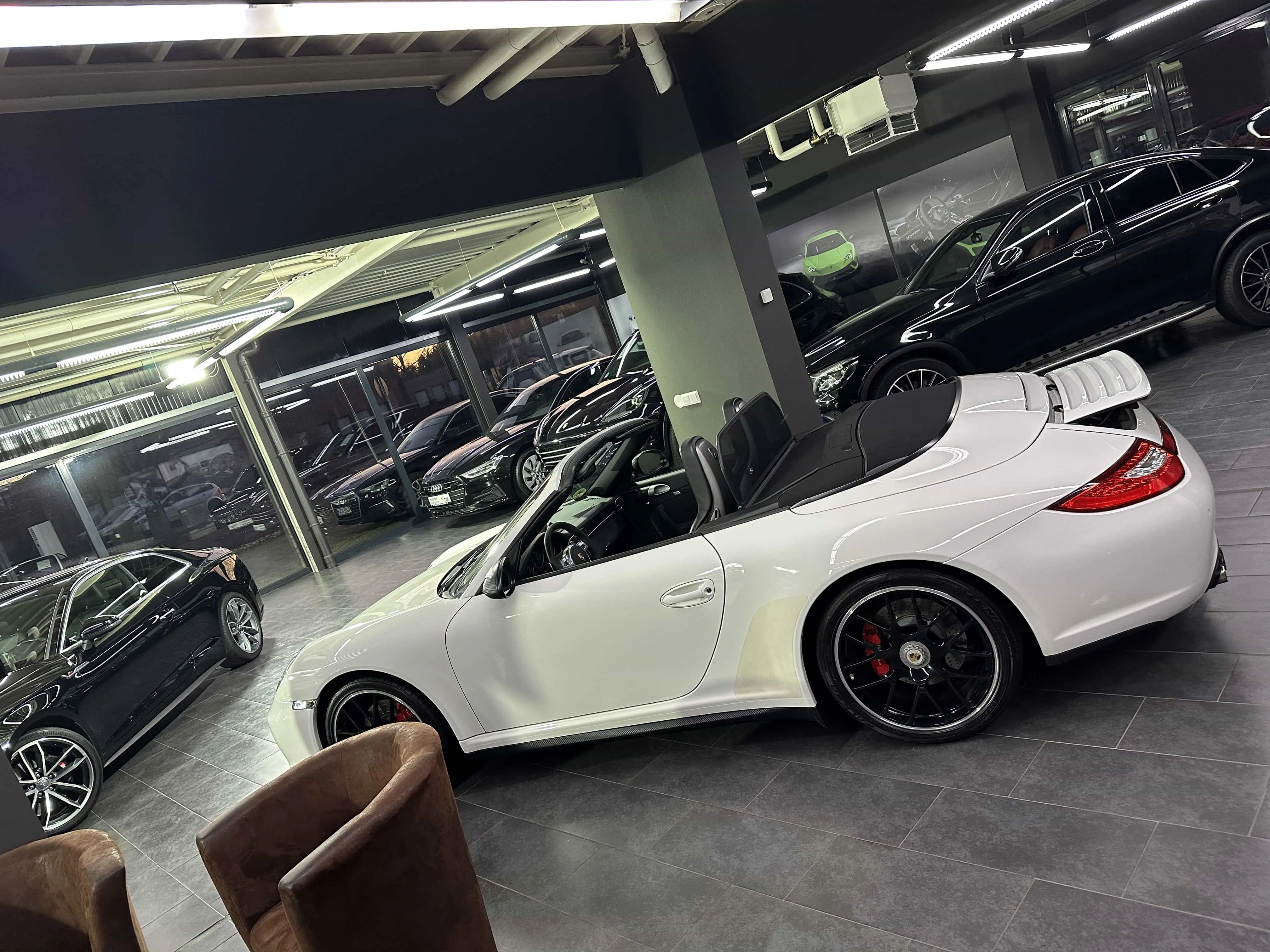 Porsche in weiss in unserem Autohaus in Hannover