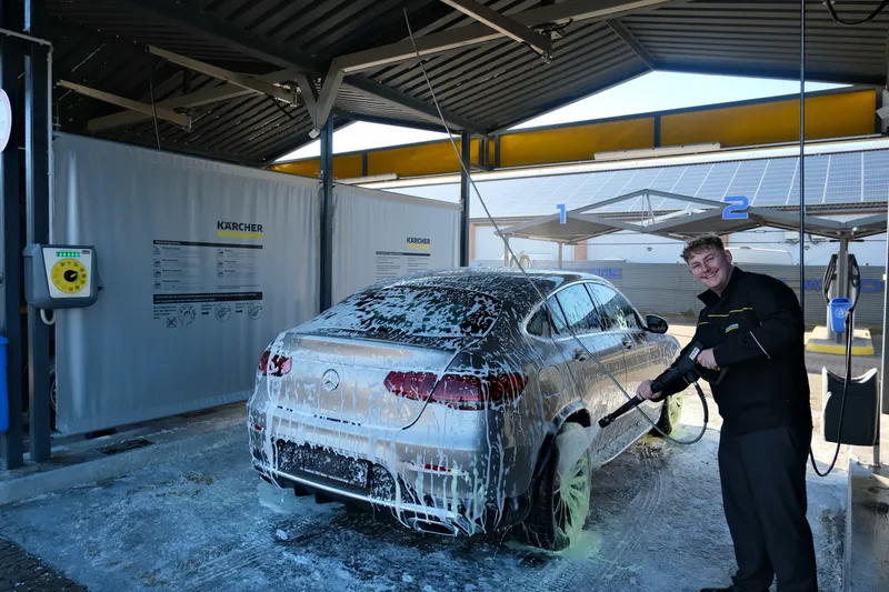 Großzügige Waschboxen für Fahrzeuge aller Größen in der Hannover Waschanlage