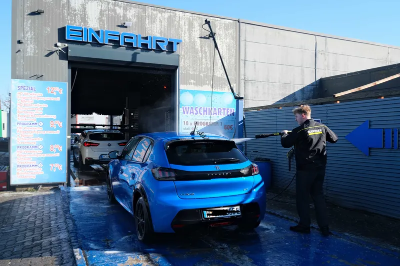 Moderne Portalwaschstraße mit textilen Waschbürsten in Hannover-Garbsen