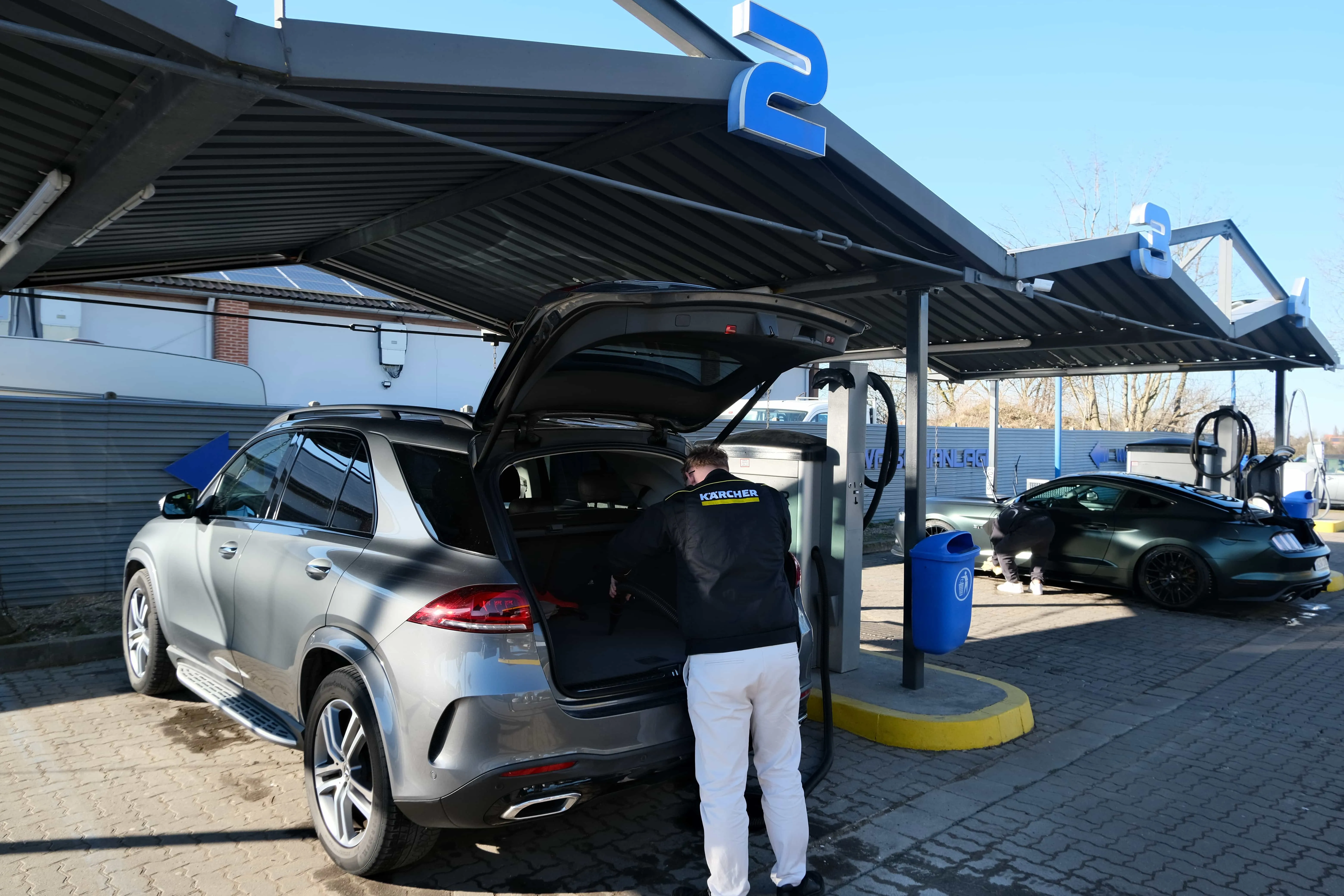 Moderne Waschboxen der Kärcher Waschanlage in Hannover