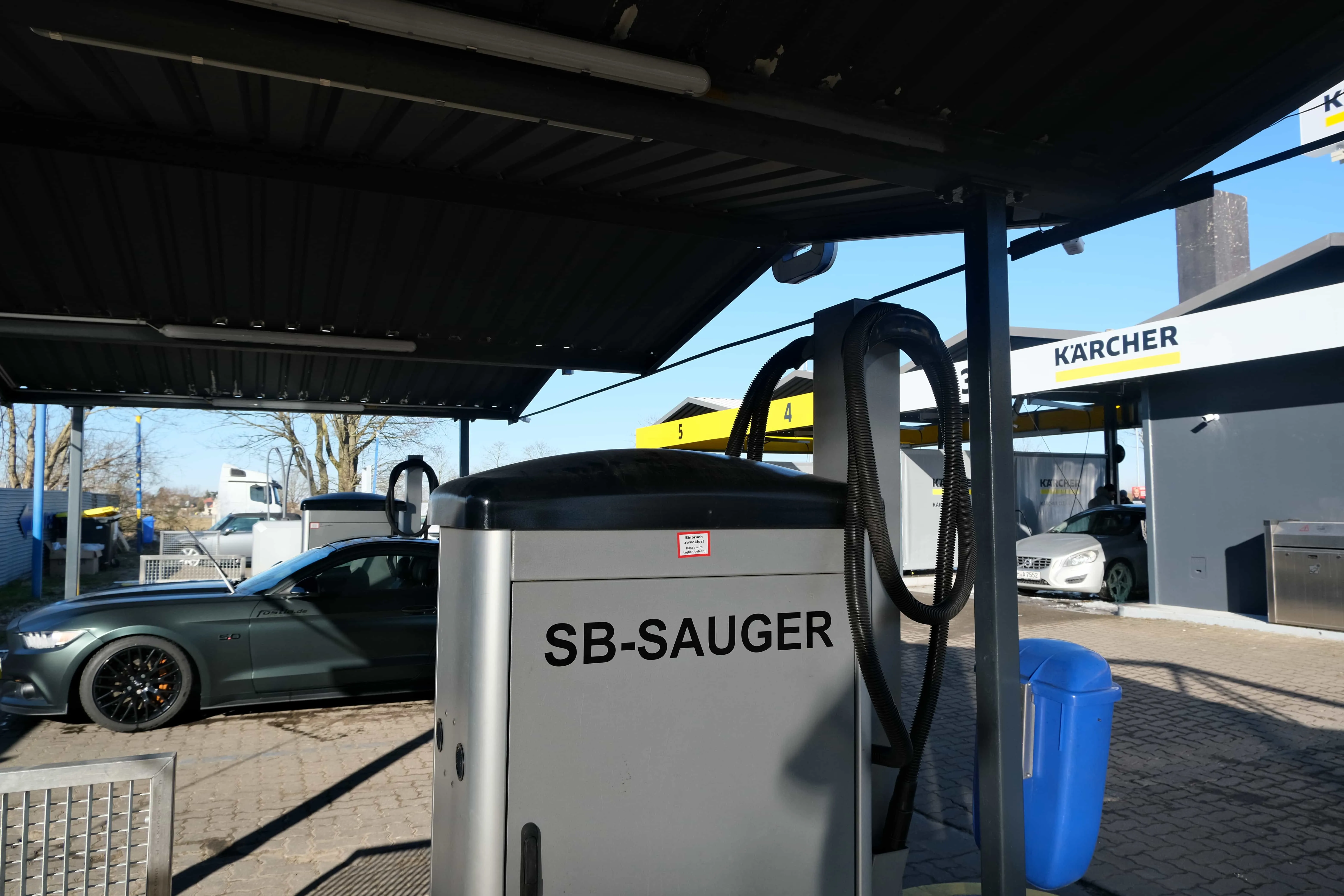 Waschplatz mit Spezialreinigern für Luxusfahrzeuge