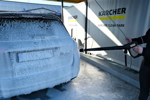 Intensiver Powerschaum für gründliche Fahrzeugreinigung in der Waschanlage
