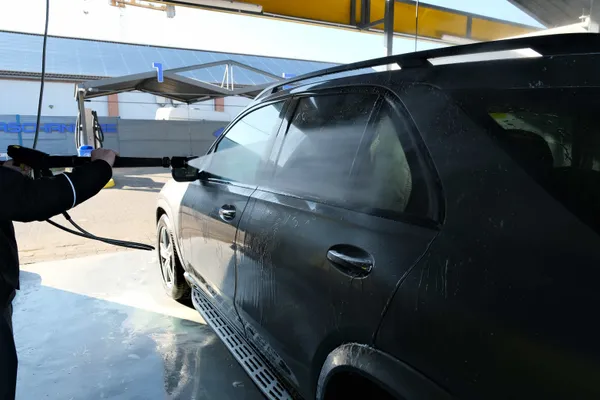 Gründliches Spülen mit enthärtetem Wasser in der Waschanlage Hannover