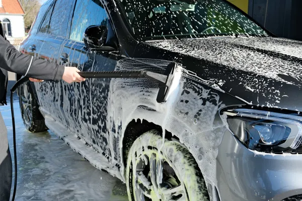 Sanfte Schaumwäsche für empfindliche Lackoberflächen in Hannover